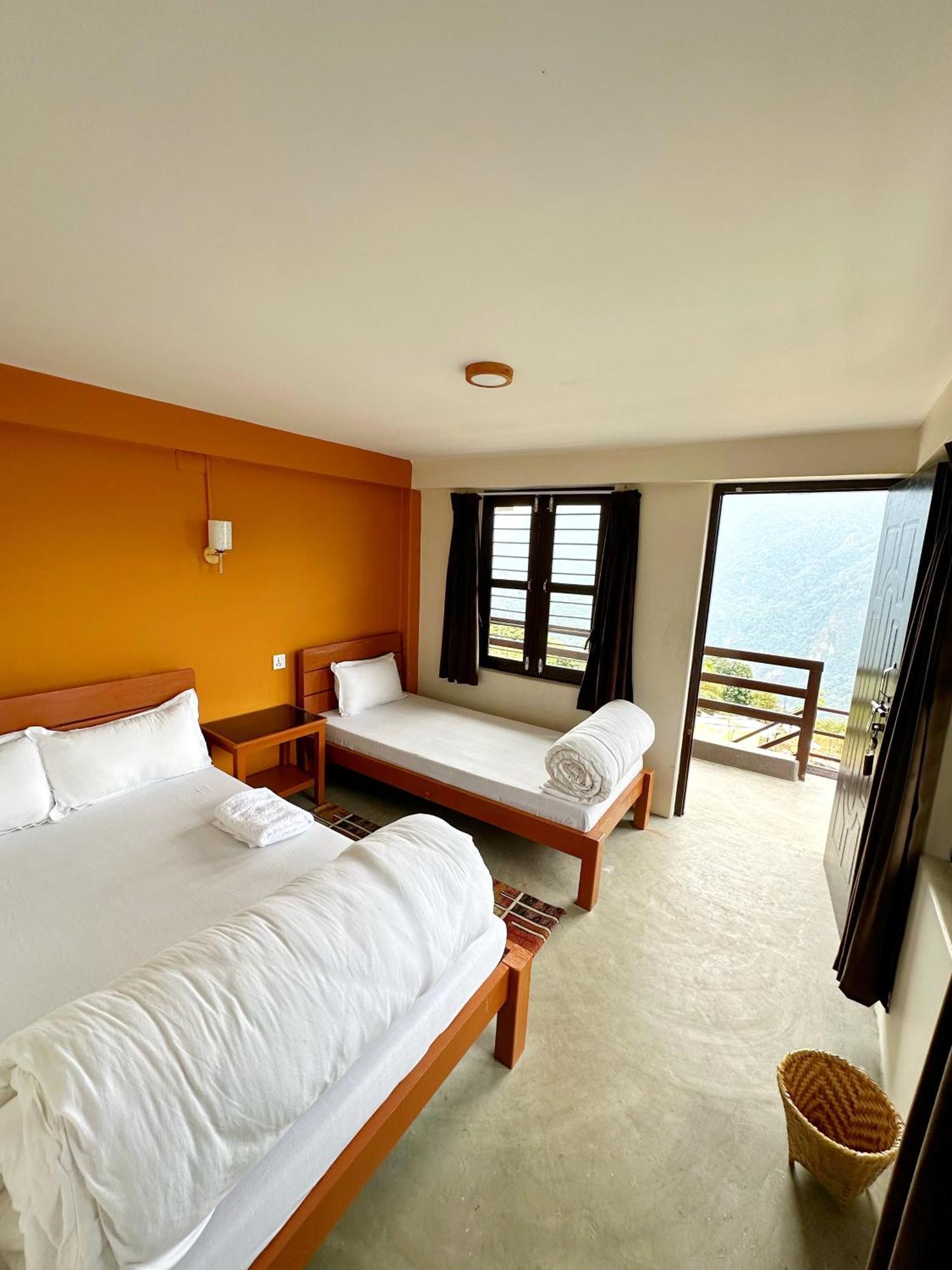 Hill Top Lodge Ghandruk Astam Bagian luar foto